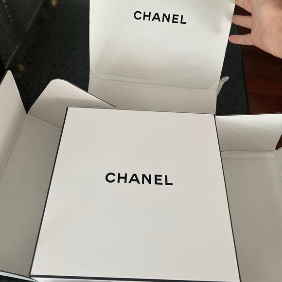 These sunglasses are in perfect condition! I’m just looking for something new! - Picture 6 of 7